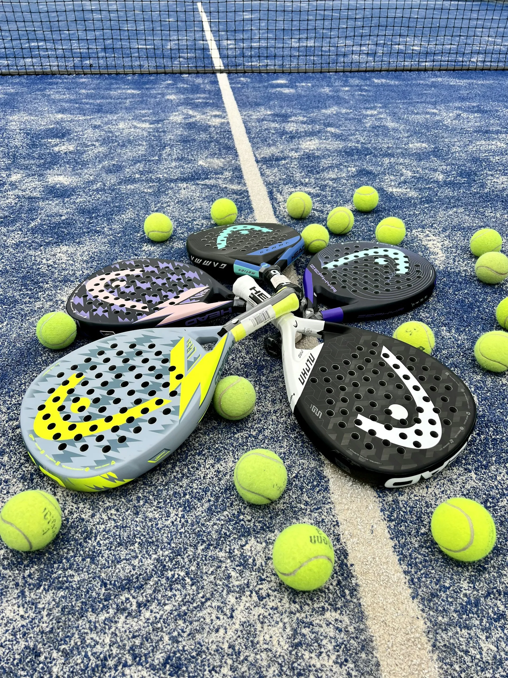 Raquetes e bolas de padel no campo