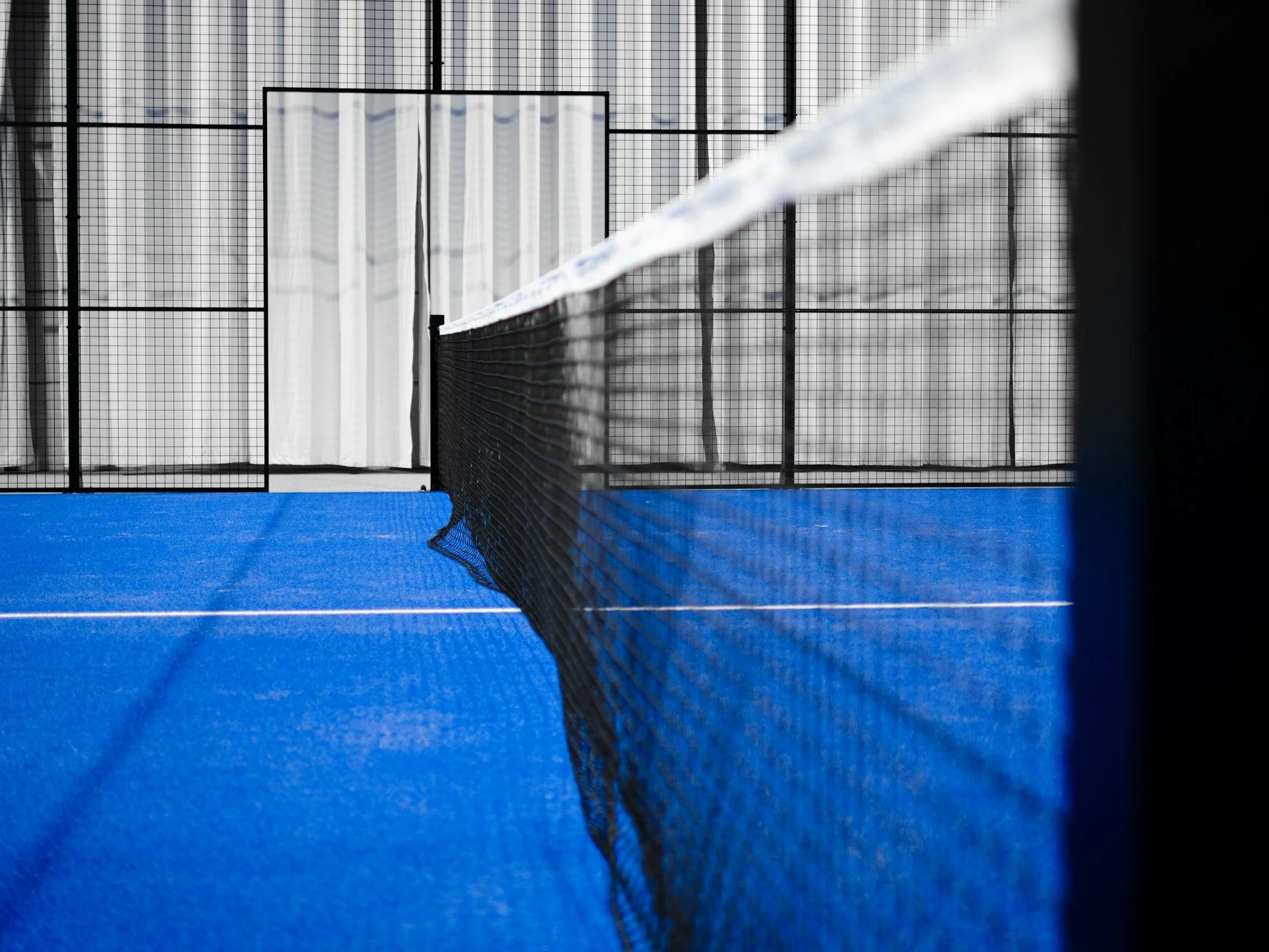 Marcações do campo de padel — linha branca em superfície azul
