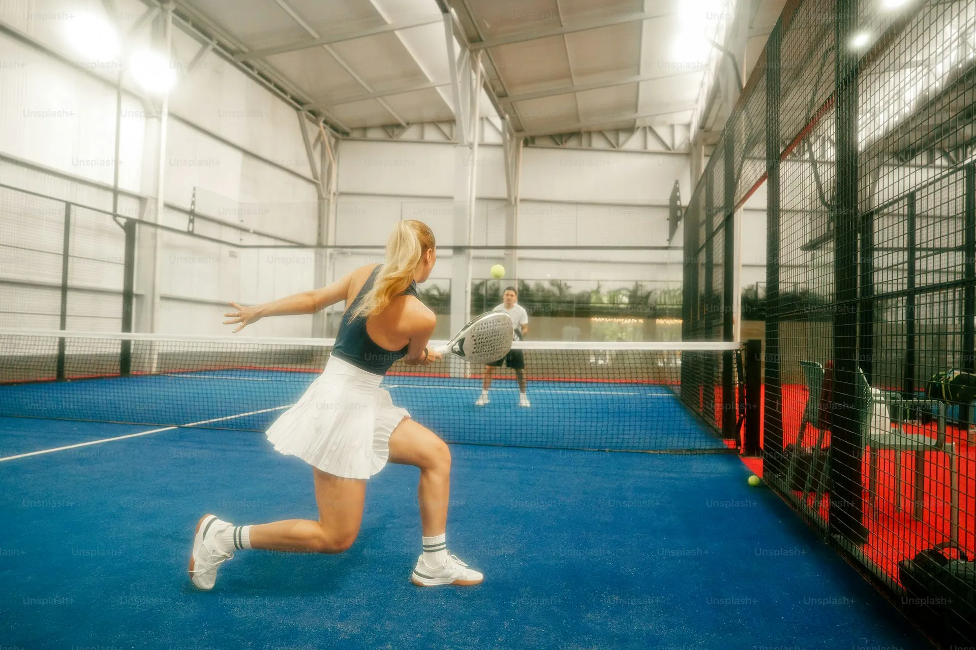 Dois jogadores de padel nos diferentes lados do campo