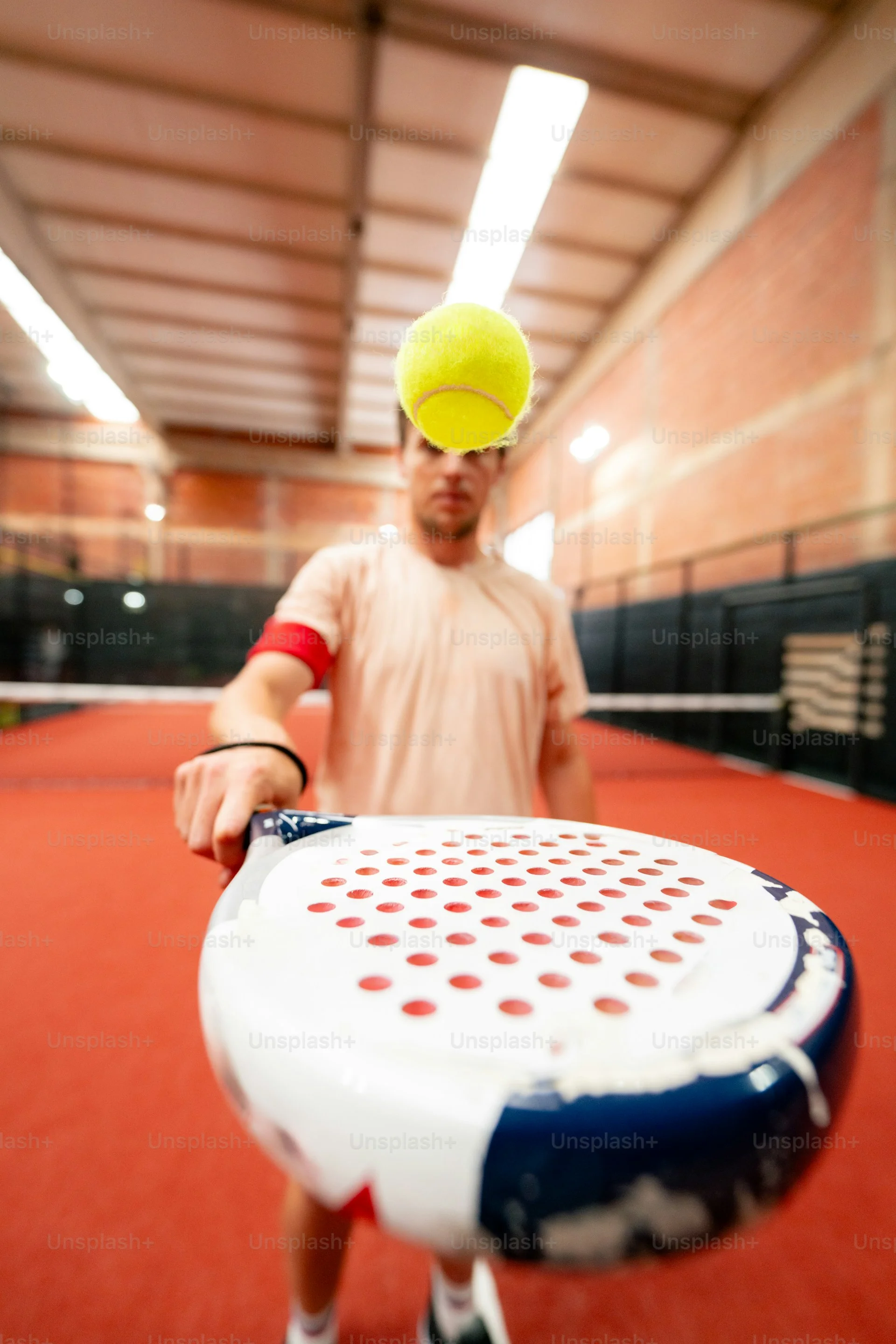 Jogador a executar um lob defensivo a partir do fundo do campo