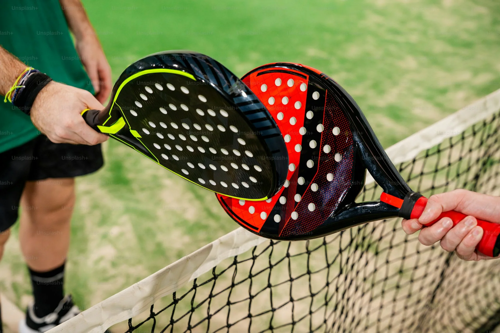 Jogador a segurar uma raquete de padel com várias técnicas de empunhadura