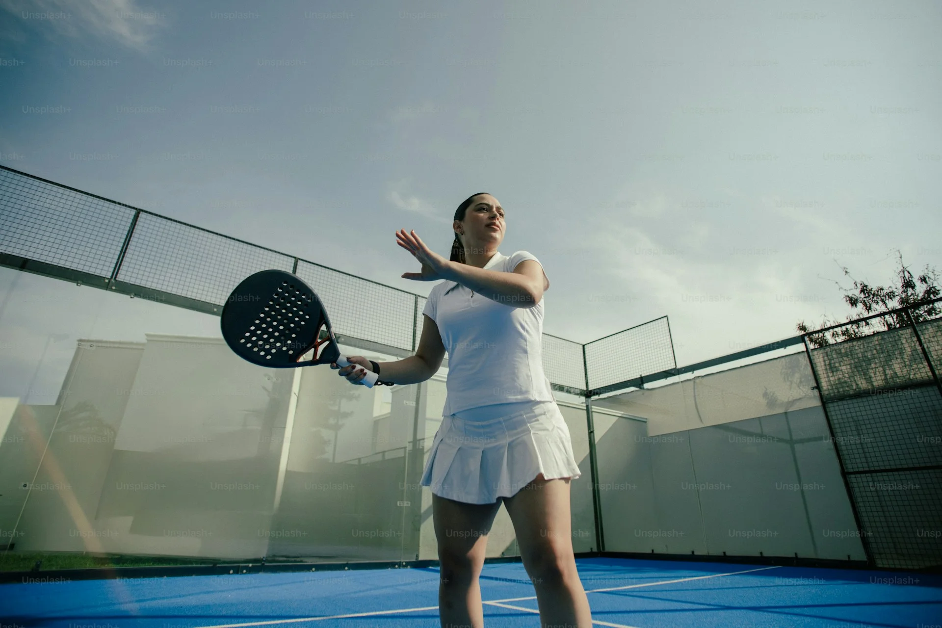 Jogador a executar um smash potente no padel