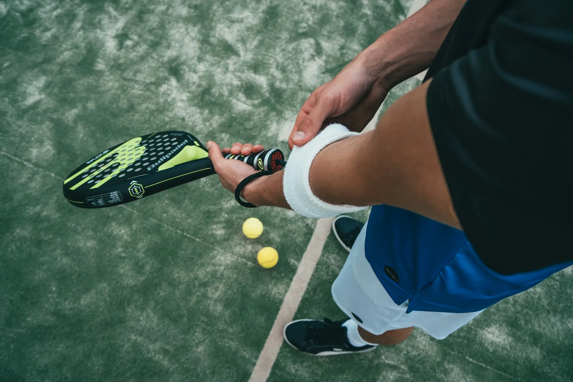 Mental focus — player holding a padel racket