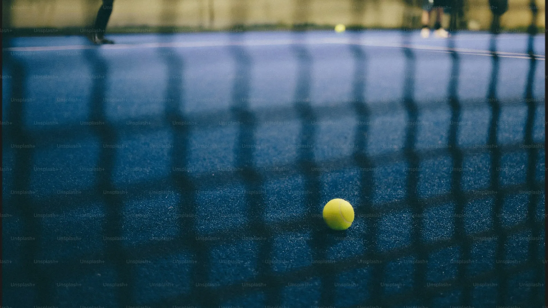 Nevera tactic — ball through the net on padel court