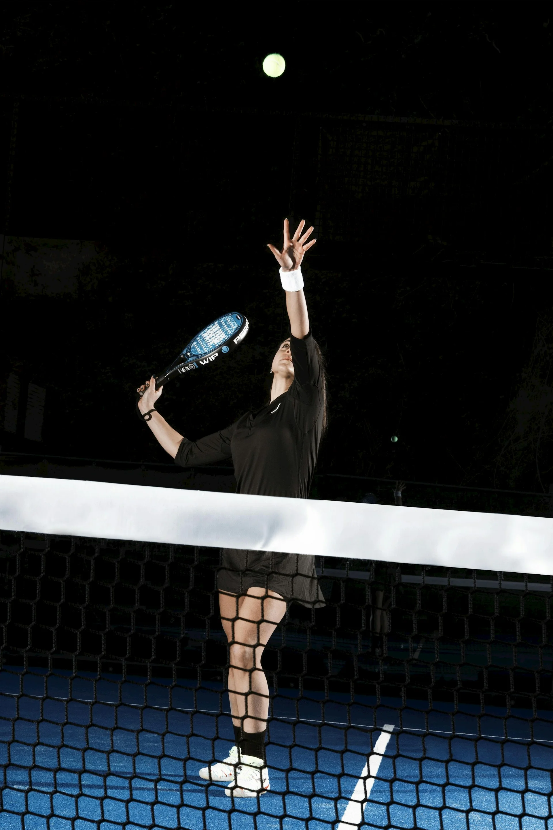 Player executing a vibora — aggressive overhead shot with sidespin